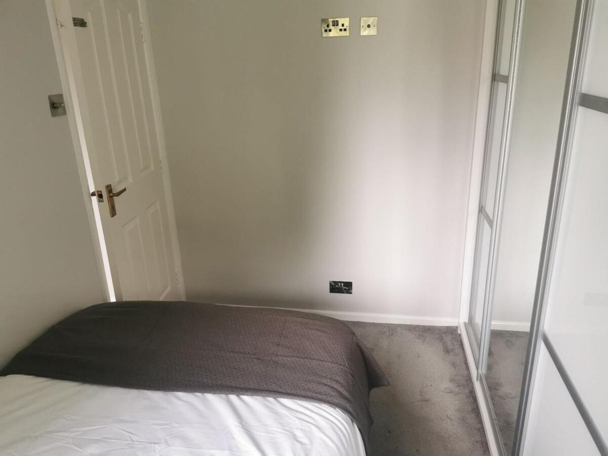 Holiday home Modern 3-bed In Ideal Location With 2 Parking Spaces