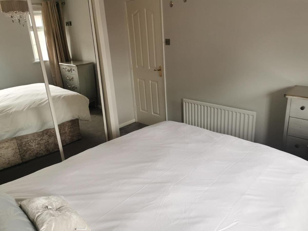 Modern 3-bed In Ideal Location With 2 Parking Spaces Holiday home *