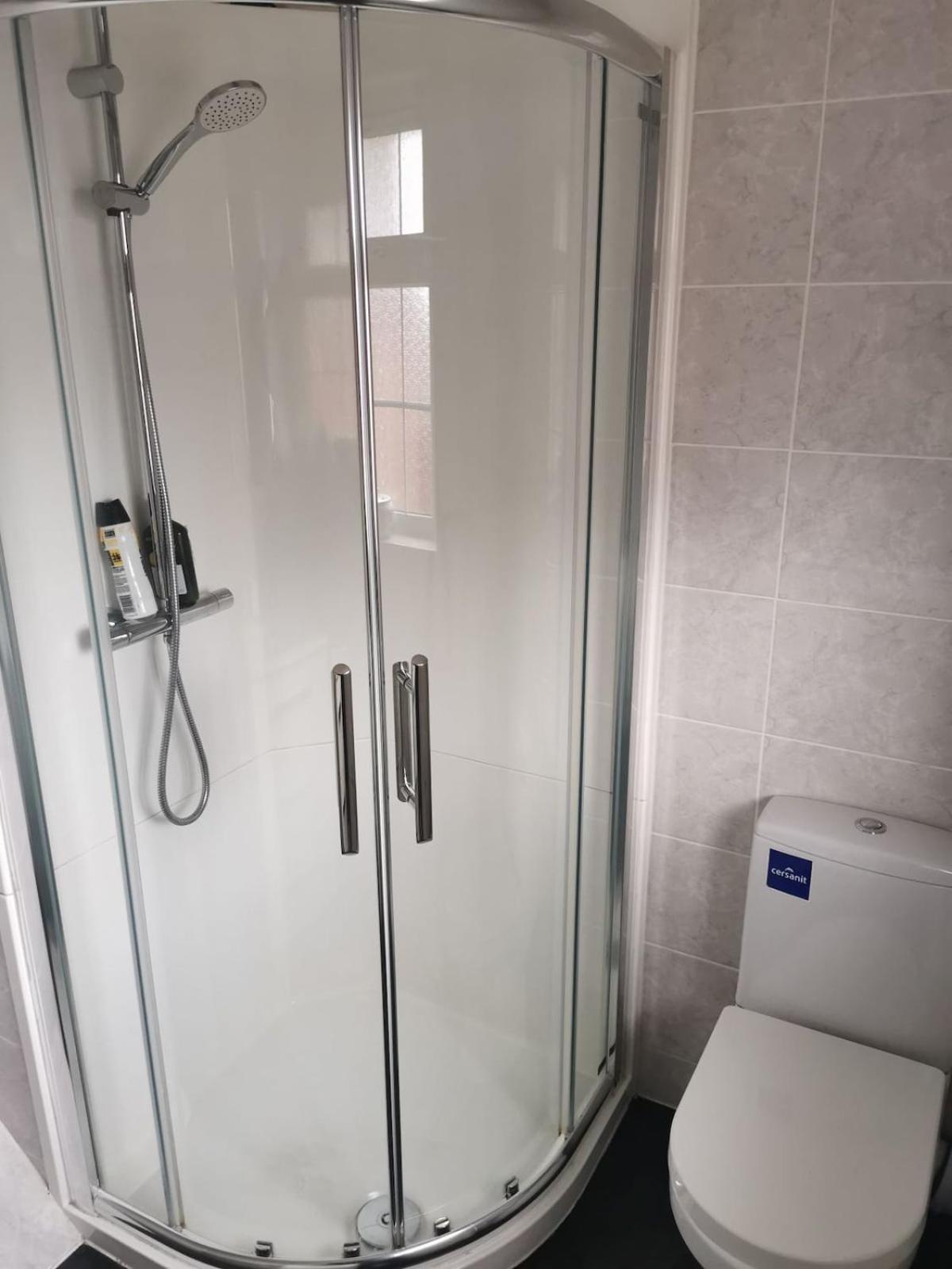 Modern 3-bed In Ideal Location With 2 Parking Spaces Holiday home
