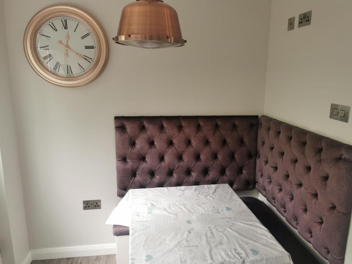 Modern 3-bed In Ideal Location With 2 Parking Spaces Holiday home *