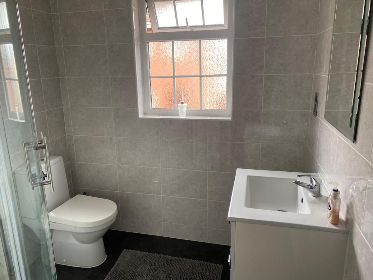 Modern 3-bed In Ideal Location With 2 Parking Spaces Hébergement de vacances *
