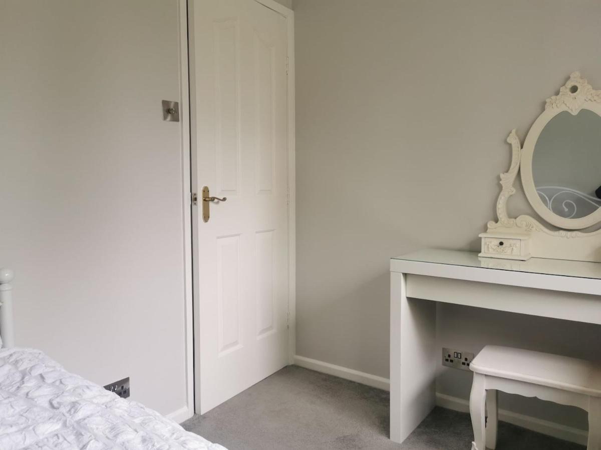Modern 3-bed In Ideal Location With 2 Parking Spaces Hébergement de vacances *